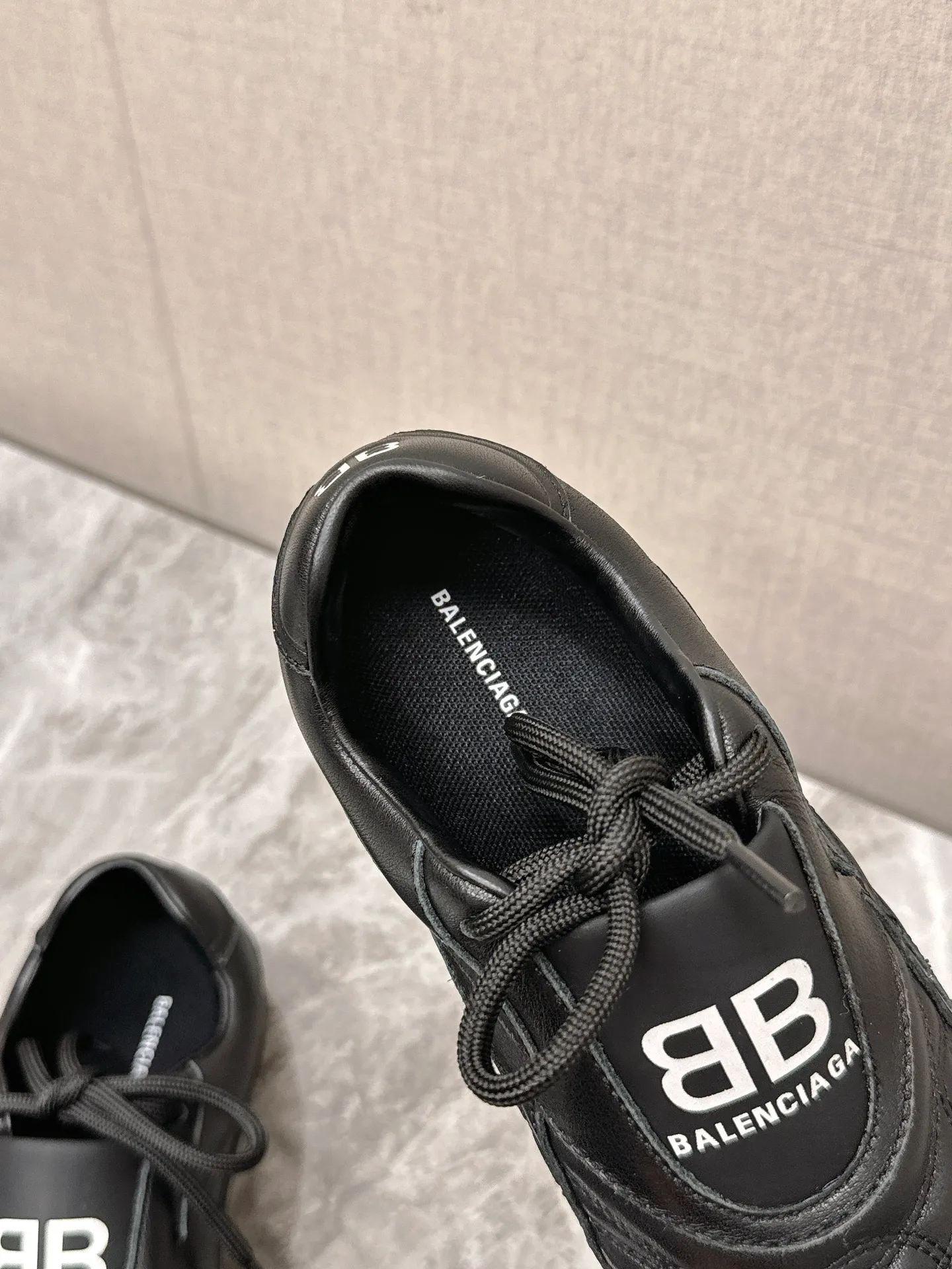 💰560 Balenciaga plaid baseball shoes casual shoes. Original purchase, development and production. Balenciaga's latest hidden tennis shoes with soft rhombus pattern. Soft calfskin matching and classic double logo are full of retro feel. It is the most versatile black and white color. This year, a casual shoe for girls. The sole design is super soft. Comes with exquisite packaging at the counter. 🛍📦 ▪️ Fabric: Original customized calfskin plaid ▪️ Lining: Imported custom cowhide lining ▪️ Sole: Original molded rubber outsole ▪️ Size: Women's 35-40